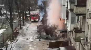 Украинские нацисты ударили по жилой многоэтажке в Донецке, выгорел подъезд (видео)